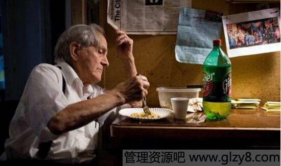 老人噎食美式急救法