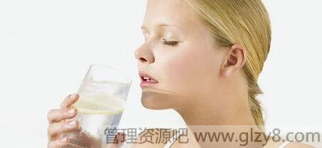 喝水的时候要注意什么