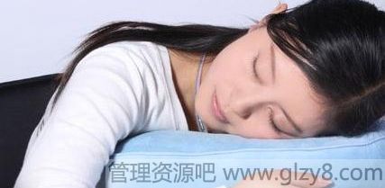 趴桌子上睡伤健康荐午睡五妙招