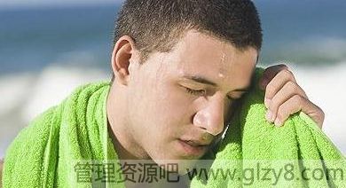 夏季流汗擦还是不擦？