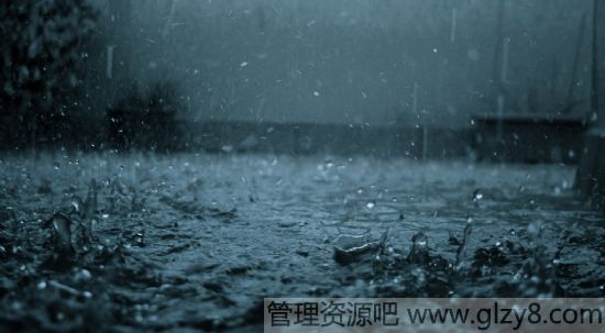 为什么夏天下雨前天气特别闷热