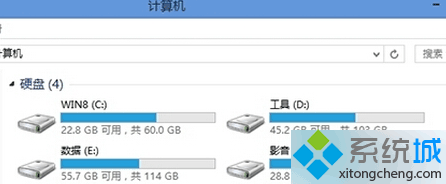 具体操作步骤：  　　1、点击Win8系统资源管理器，然后在资源管理器面点击“工具”-“文件夹选项”;   　　2、在Win8系统文件夹选项窗口下，选择“查看”选项卡;   　　3、在Win8系统文件夹查看选项卡下，取消勾选“隐藏计算机文件夹中的空驱动器”和“隐藏受保护的操作系统文件”;  　　4、再选中“显示隐藏的文件、文件夹和驱动器”;  　　5、接着在Win8系统“我的电脑”面板上进入