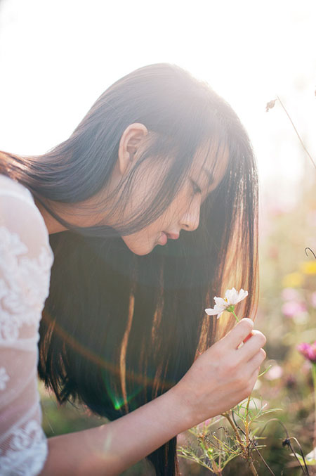 清纯白裙萌妹子冬日阳光写真