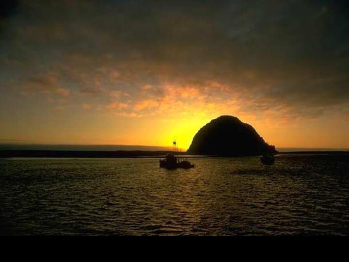 夕阳大海小岛橙色PPT背景模板