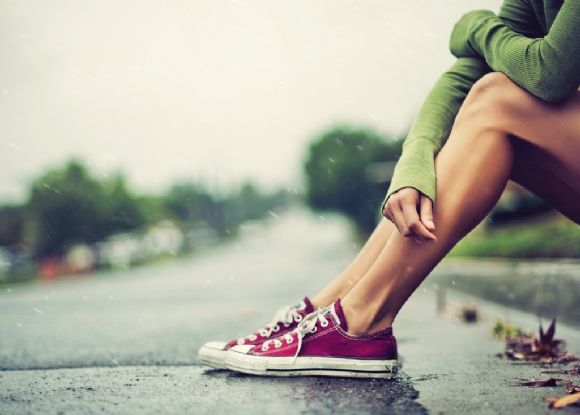 雨中路边孤单女孩PPT背景图片