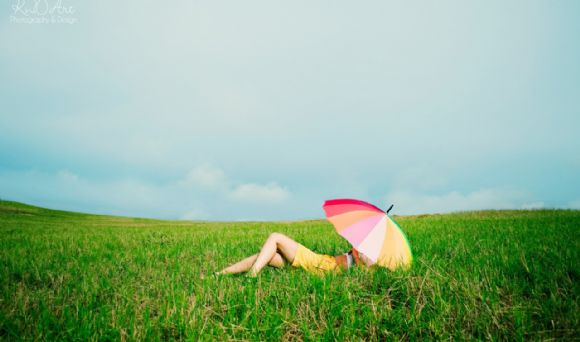 女孩草地上撑雨伞PPT背景图片