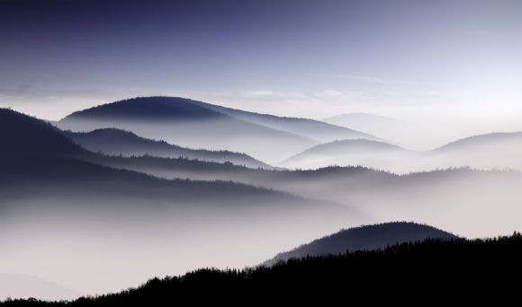 黑白映画群山剪影PPT背景